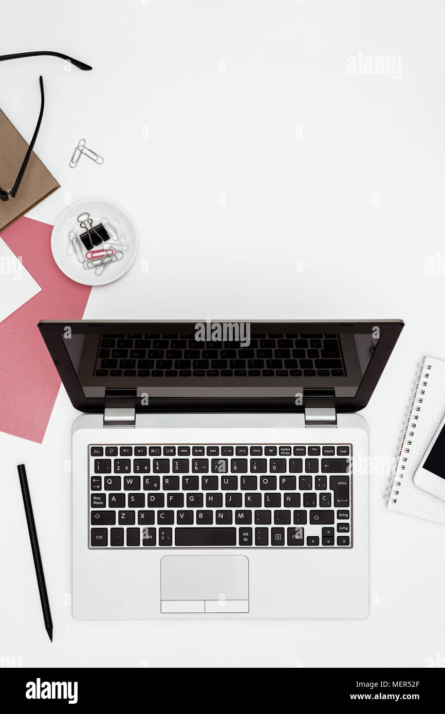 Business Desk femenino con copia espacio en fondo blanco. Sentar plana Foto de stock