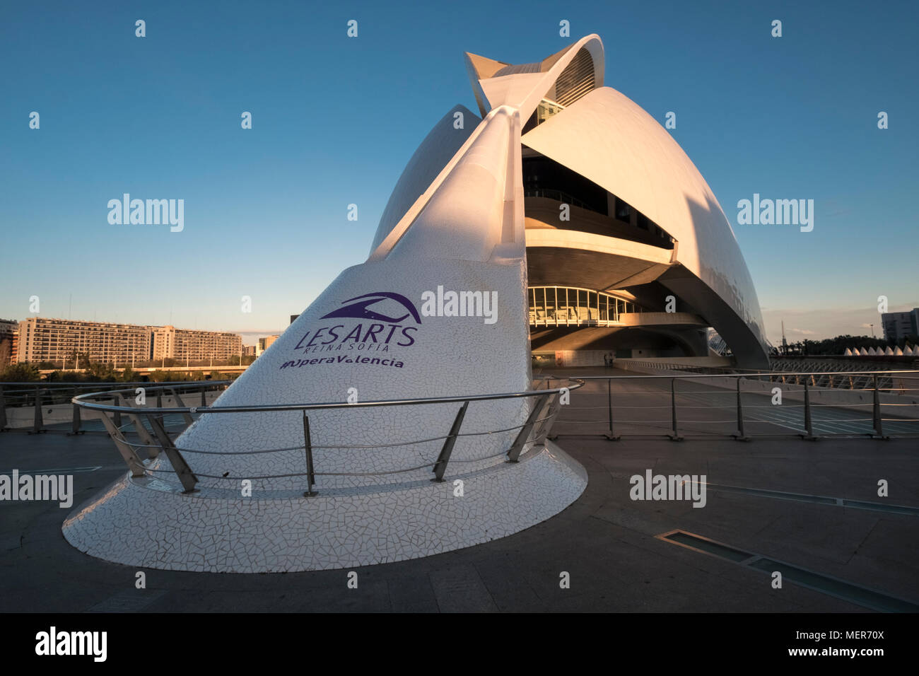 La arquitectura moderna del Palau de les Arts Reina Sofía, parte de la Ciudad de las Artes y las Ciencias, en el sur de Valencia, España. Foto de stock