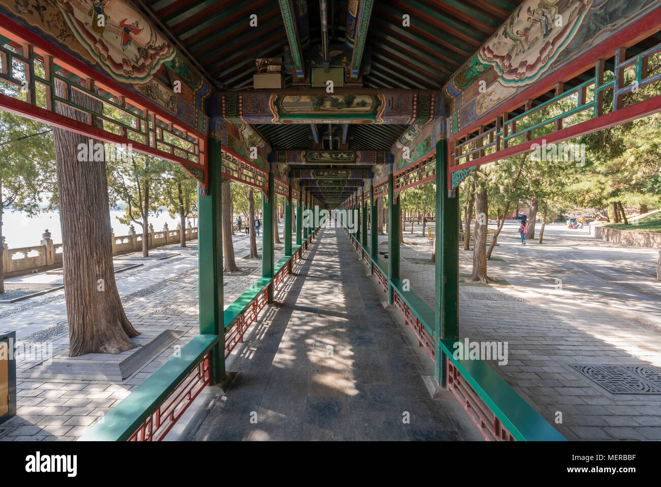 Un largo pasillo en el Palacio de Verano en Beijing Foto de stock