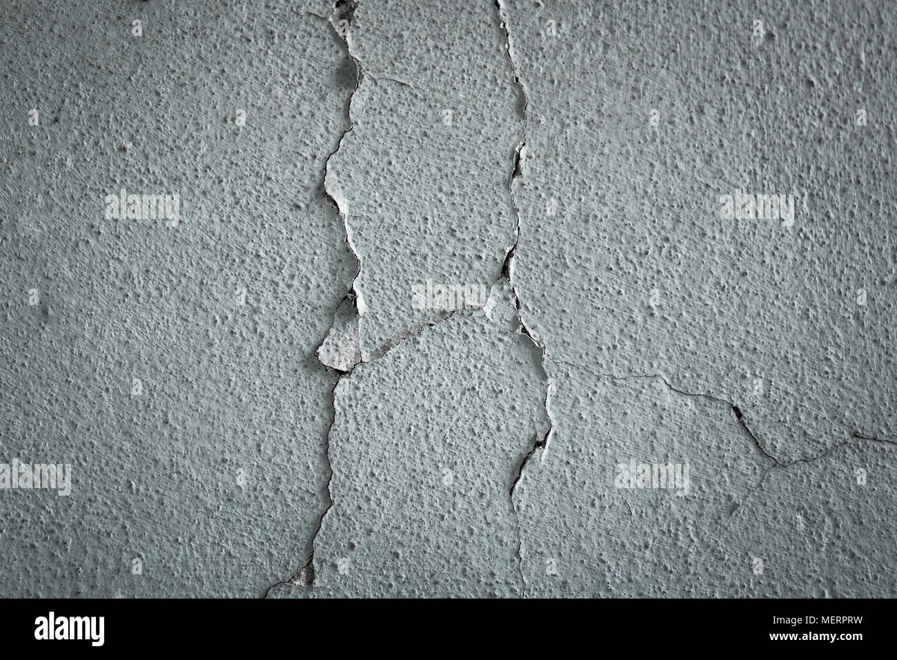 El cemento agrietado pared cubierta con textura de cemento gris como fondo para el diseño. Foto de stock
