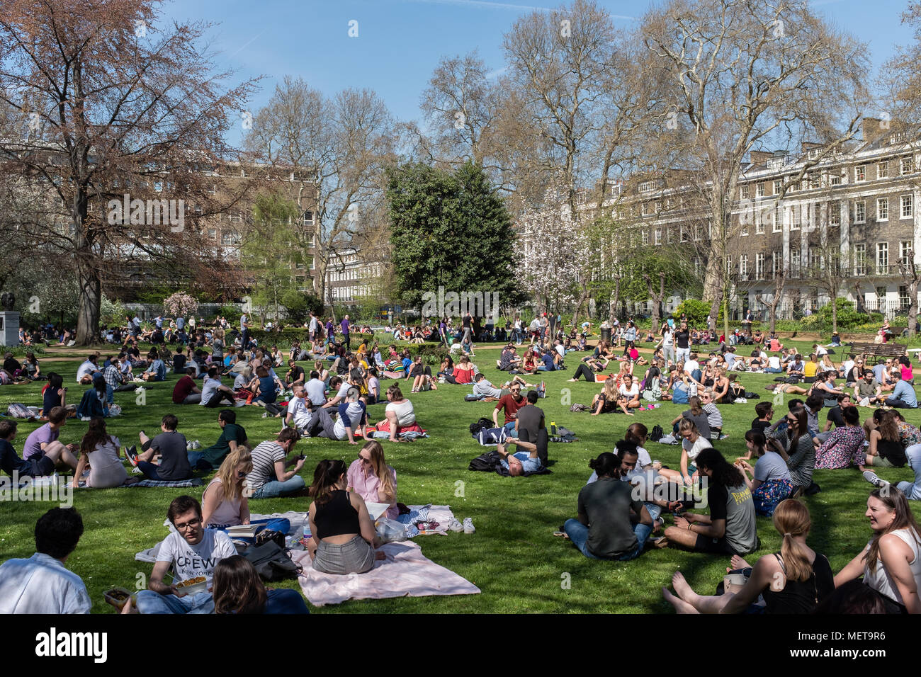 Los estudiantes de la UCL en Gordon Square, Bloomsbury, Londres, Reino Unido con el sol de primavera Foto de stock