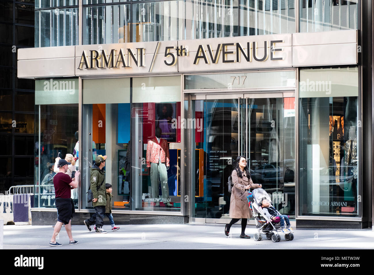 Tienda de Armani en la Quinta Avenida de Nueva York Fotografía de stock -  Alamy