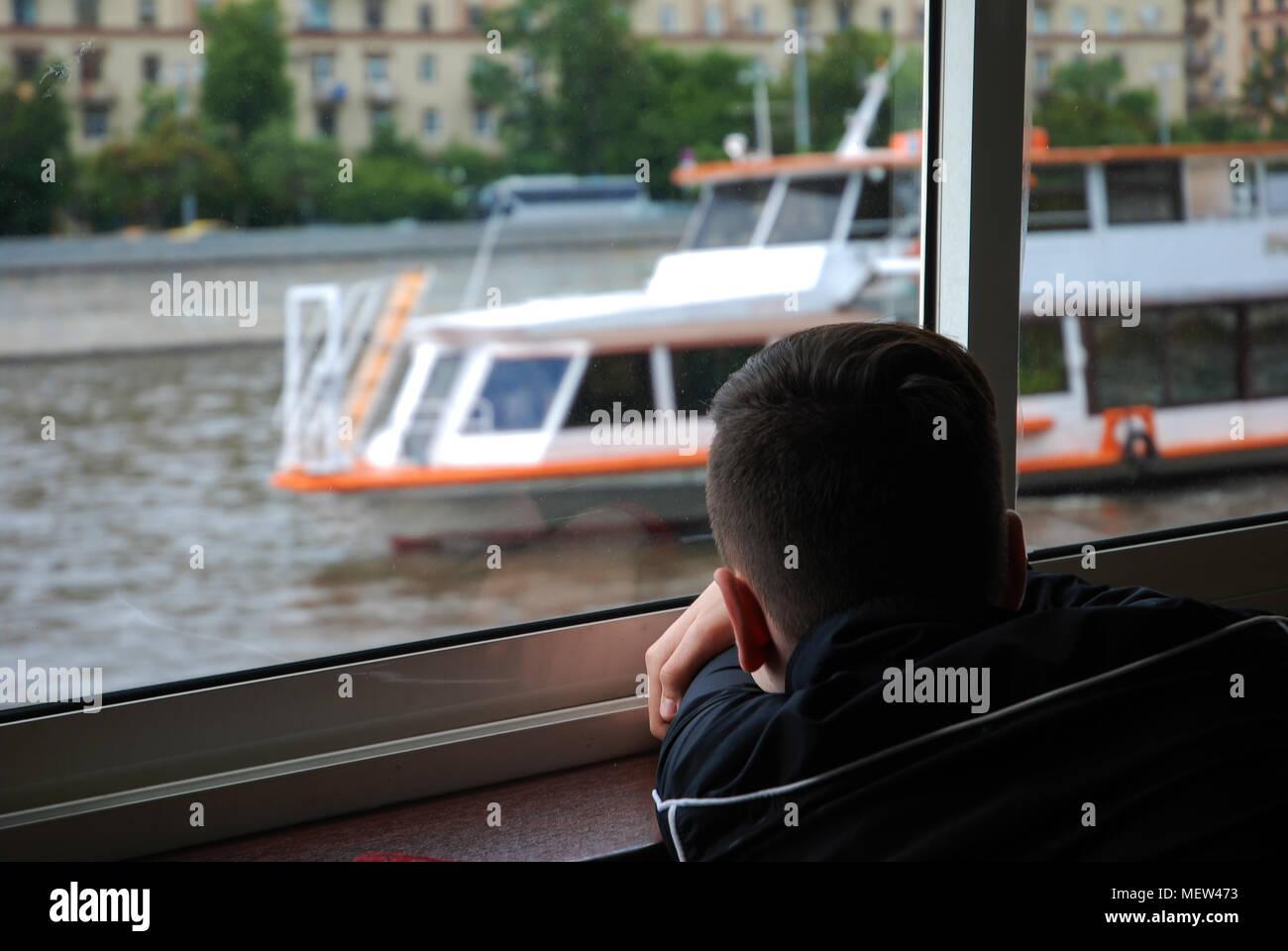 Chico mirando al río Moscú Foto de stock
