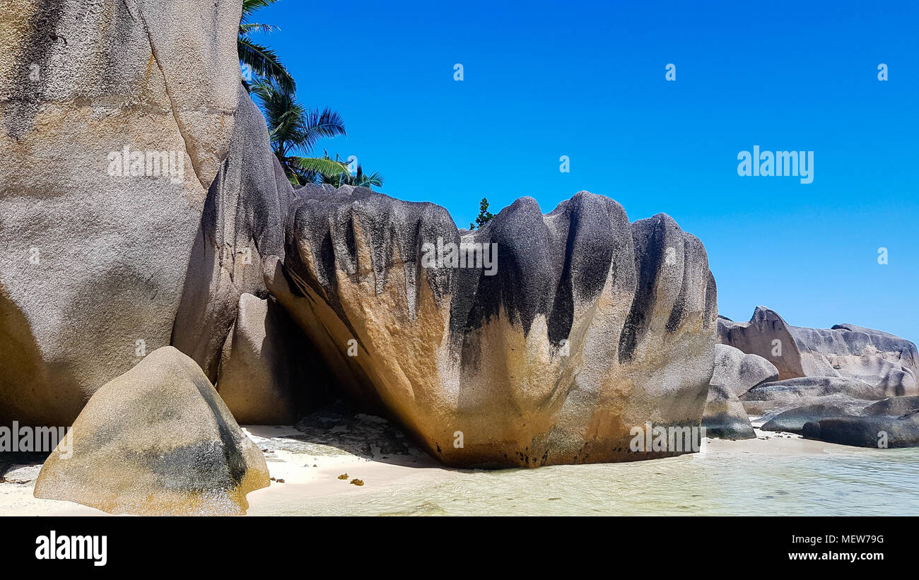 Seychelles- La Digue playa rocosa de Grand'Anse Foto de stock