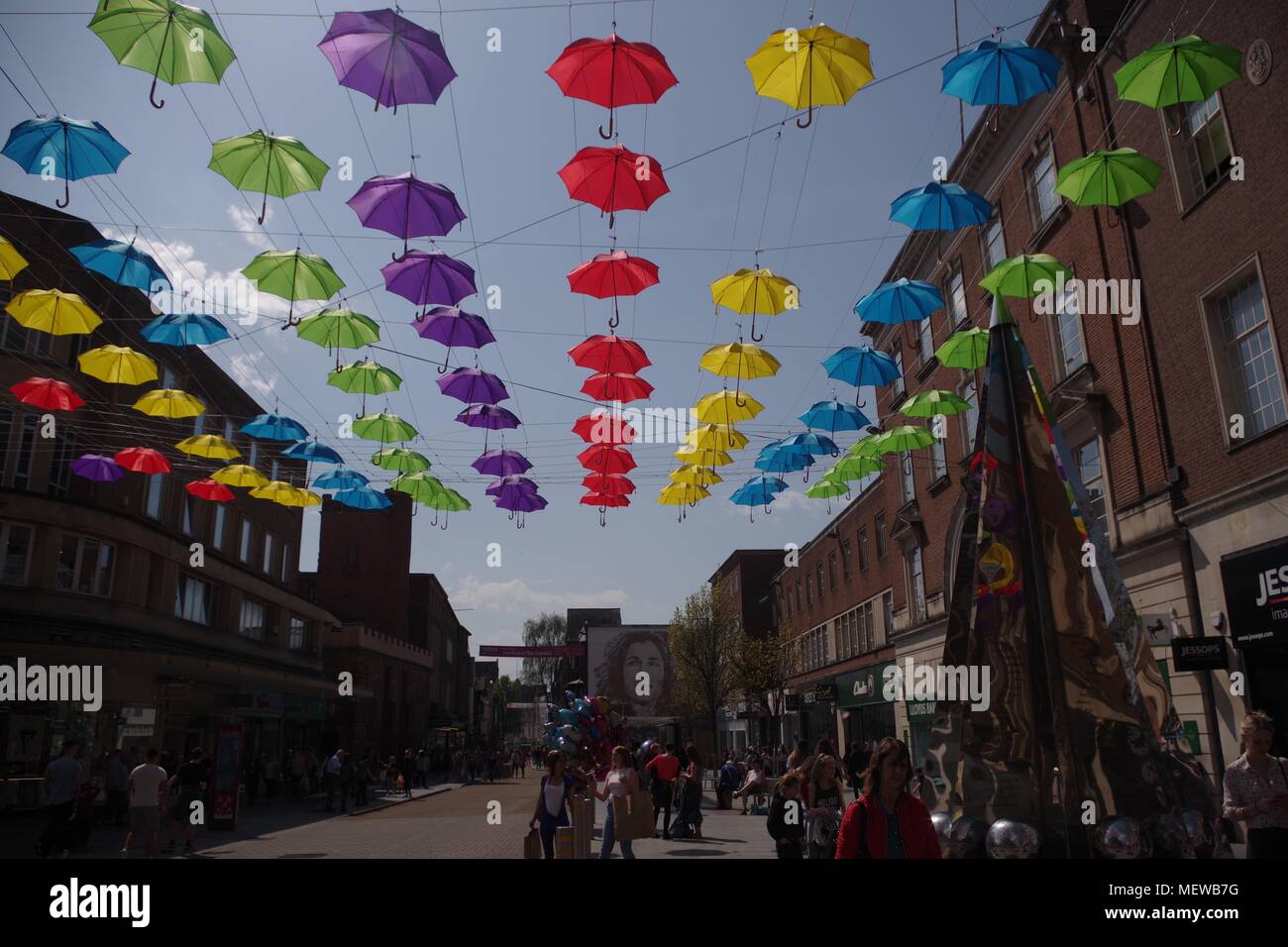 La Exeter Enigma y coloridas sombrillas de primavera. Exeter High Street, Devon, Reino Unido. Abril, 2018. Foto de stock