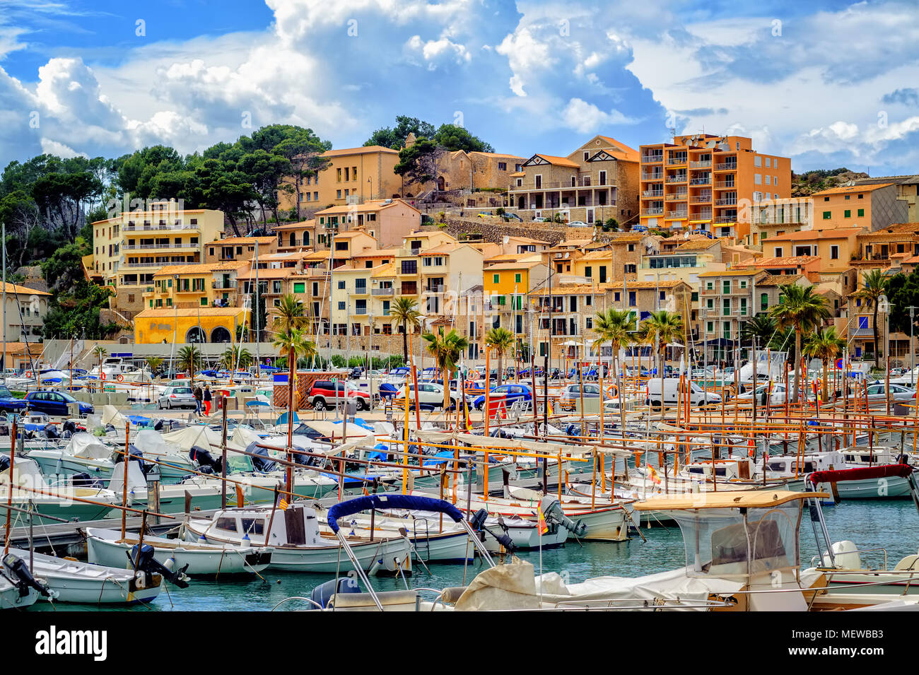 Puerto Soller, casco antiguo de la ciudad y del puerto, un popular centro  turístico en la isla de Mallorca, España Fotografía de stock - Alamy