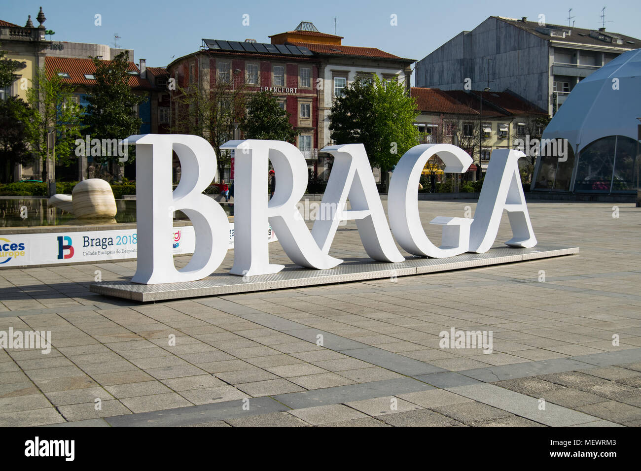 Escultura simbólica de la Ciudad nombre de braga en Portugal, ciudad deportiva europea 2018, Braga destino europeo 2021 Foto de stock