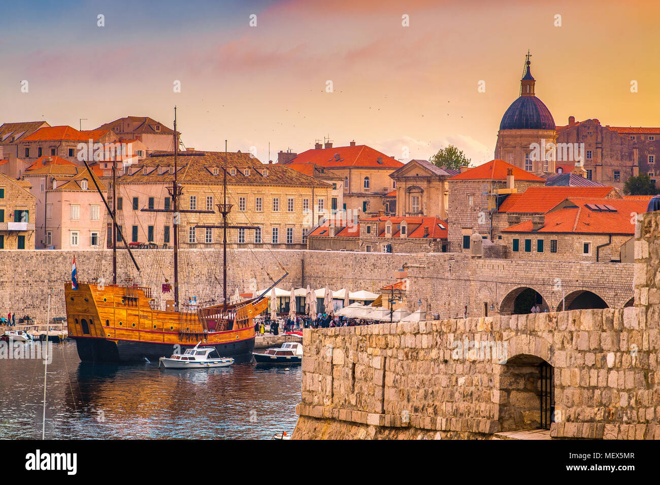 Vista aérea panorámica del casco histórico de la ciudad de Dubrovnik, uno de los más famosos destinos turísticos en el Mar Mediterráneo, al atardecer, Croacia Foto de stock