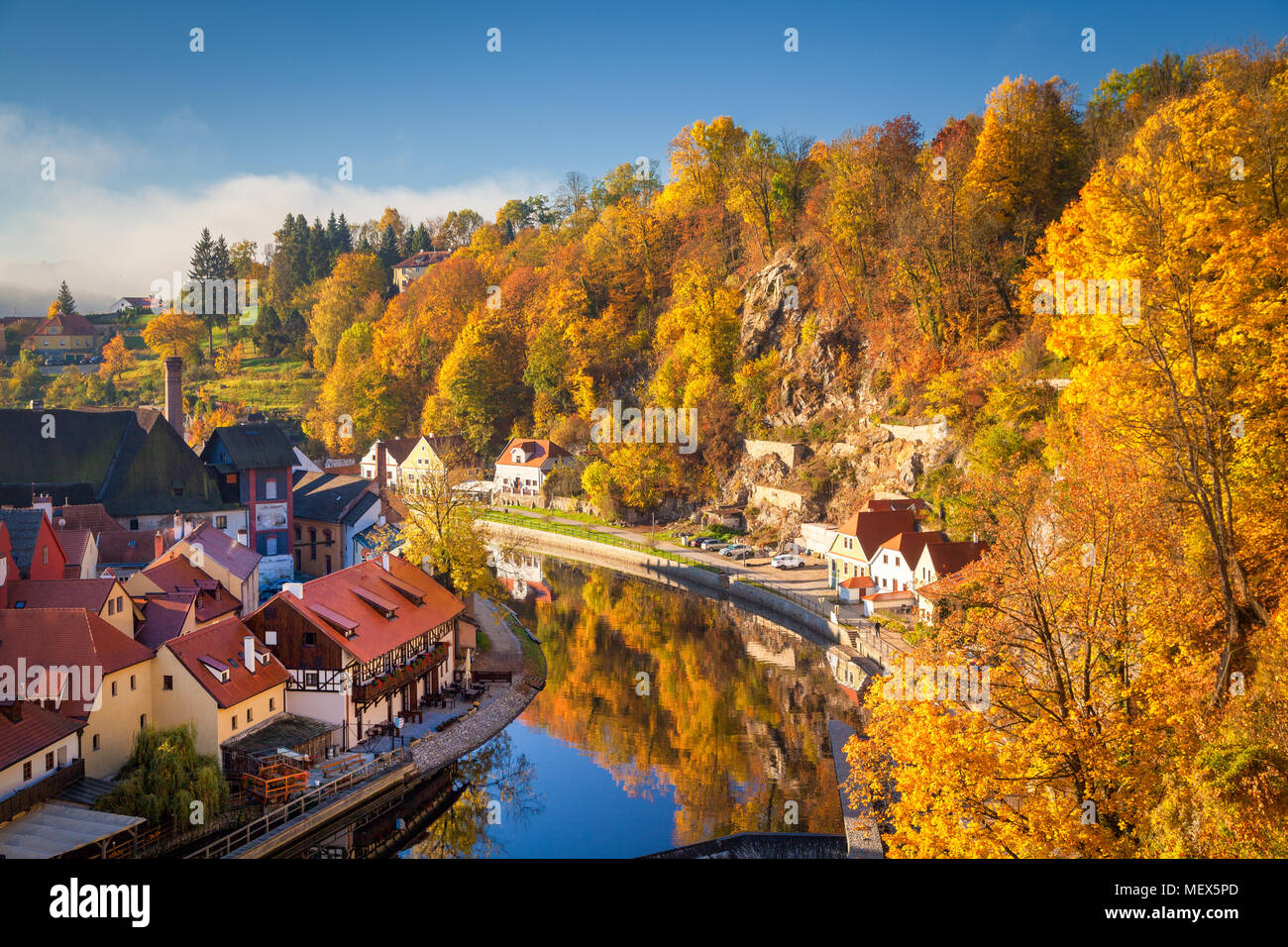 Centro histórico de la ciudad de Cesky Krumlov, un sitio del Patrimonio Mundial de la UNESCO desde 1992, en la hermosa mañana dorada luz del amanecer en otoño, Bohemia, República Checa Foto de stock