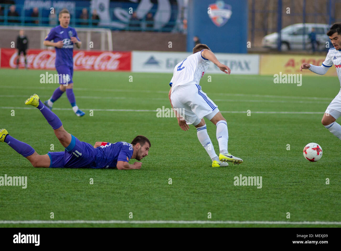 MINSK, BIELORRUSIA - Abril 7, 2018: los jugadores de fútbol de la Liga Premier de Belarús durante el partido de fútbol entre el FC Dinamo Minsk FC y FC Minsk Isloch en el estadio. Foto de stock