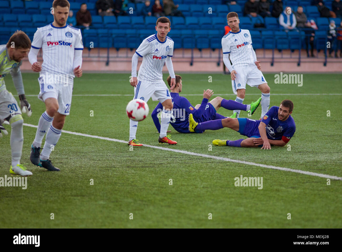 MINSK, BIELORRUSIA - Abril 7, 2018: los jugadores de fútbol de la Liga Premier de Belarús durante el partido de fútbol entre el FC Dinamo Minsk FC y FC Minsk Isloch en el estadio. Foto de stock