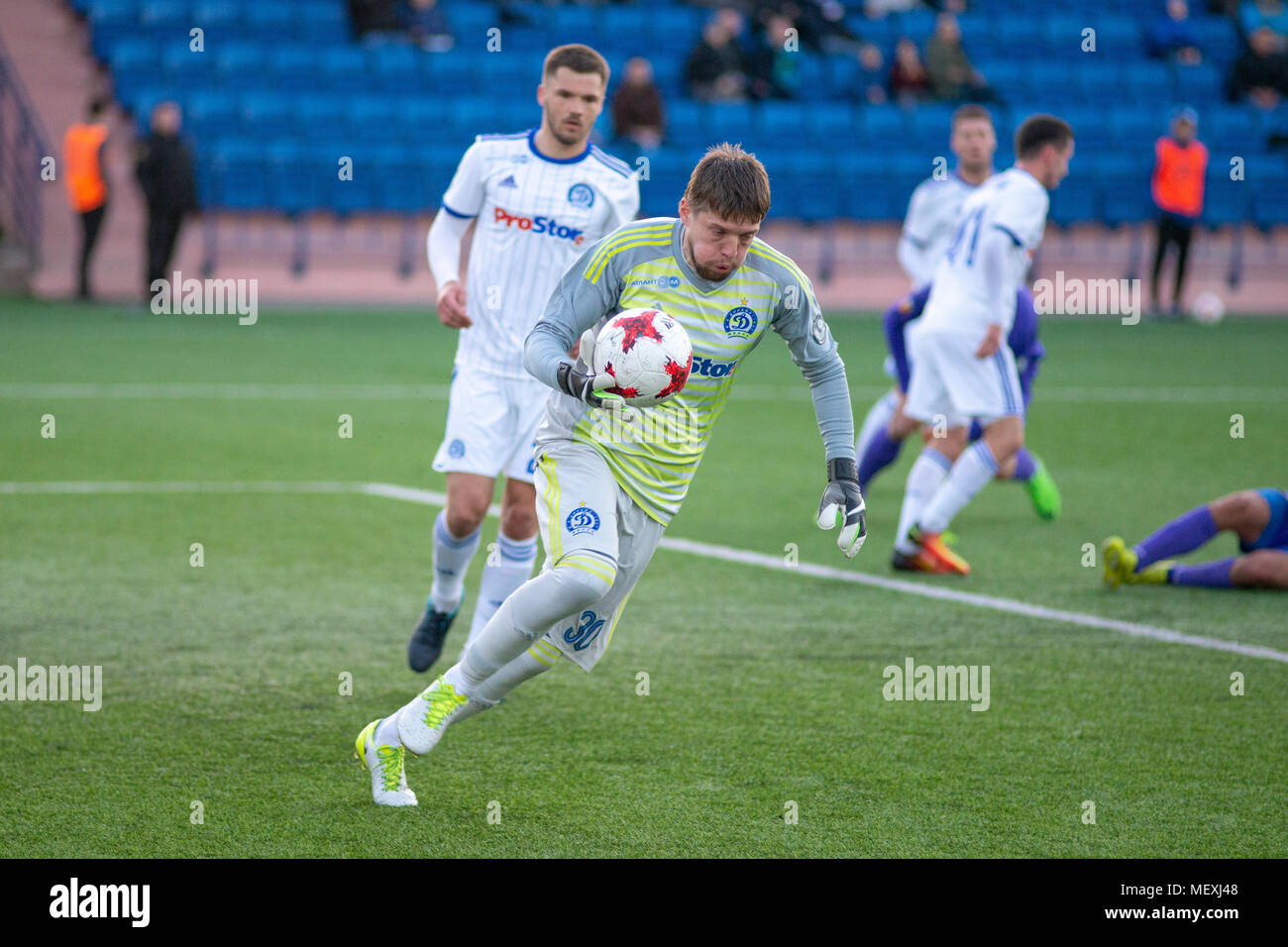 MINSK, BIELORRUSIA - Abril 7, 2018: Andrei Gorbunov con balón durante el partido de fútbol de la Liga Premier de Belarús entre el FC Dinamo Minsk FC y FC Minsk Isloch en el estadio. Foto de stock