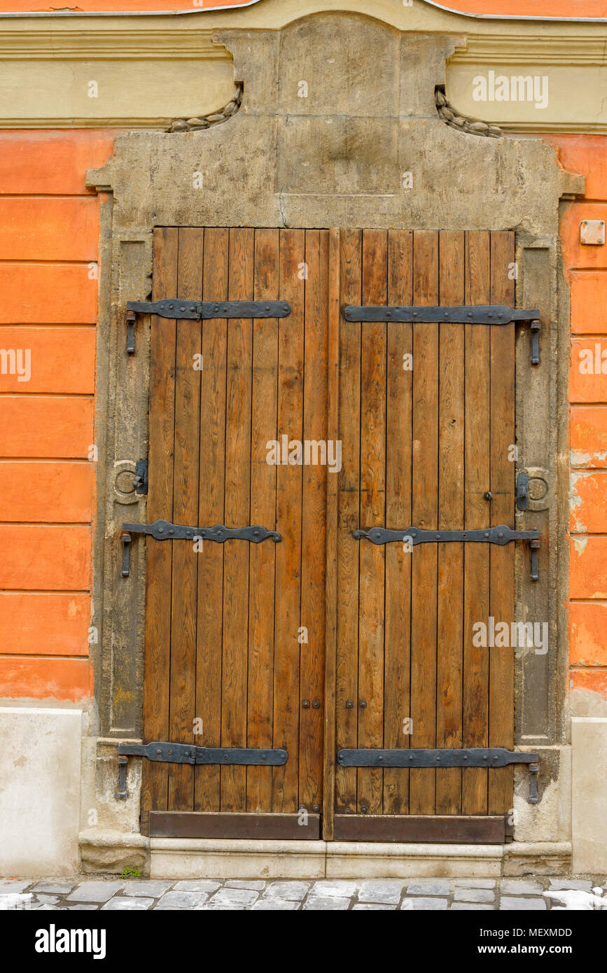 Dos hojas de puertas de madera con elementos metálicos y forja Fotografía  de stock - Alamy