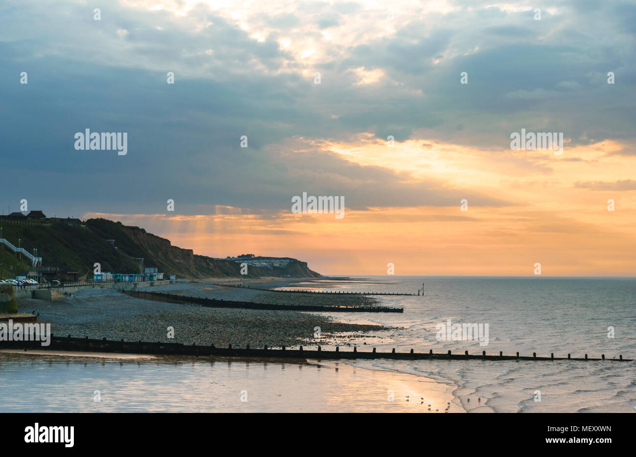 Noche hermosa puesta de sol y colorido en Cromer, North Norfolk, Reino Unido Foto de stock