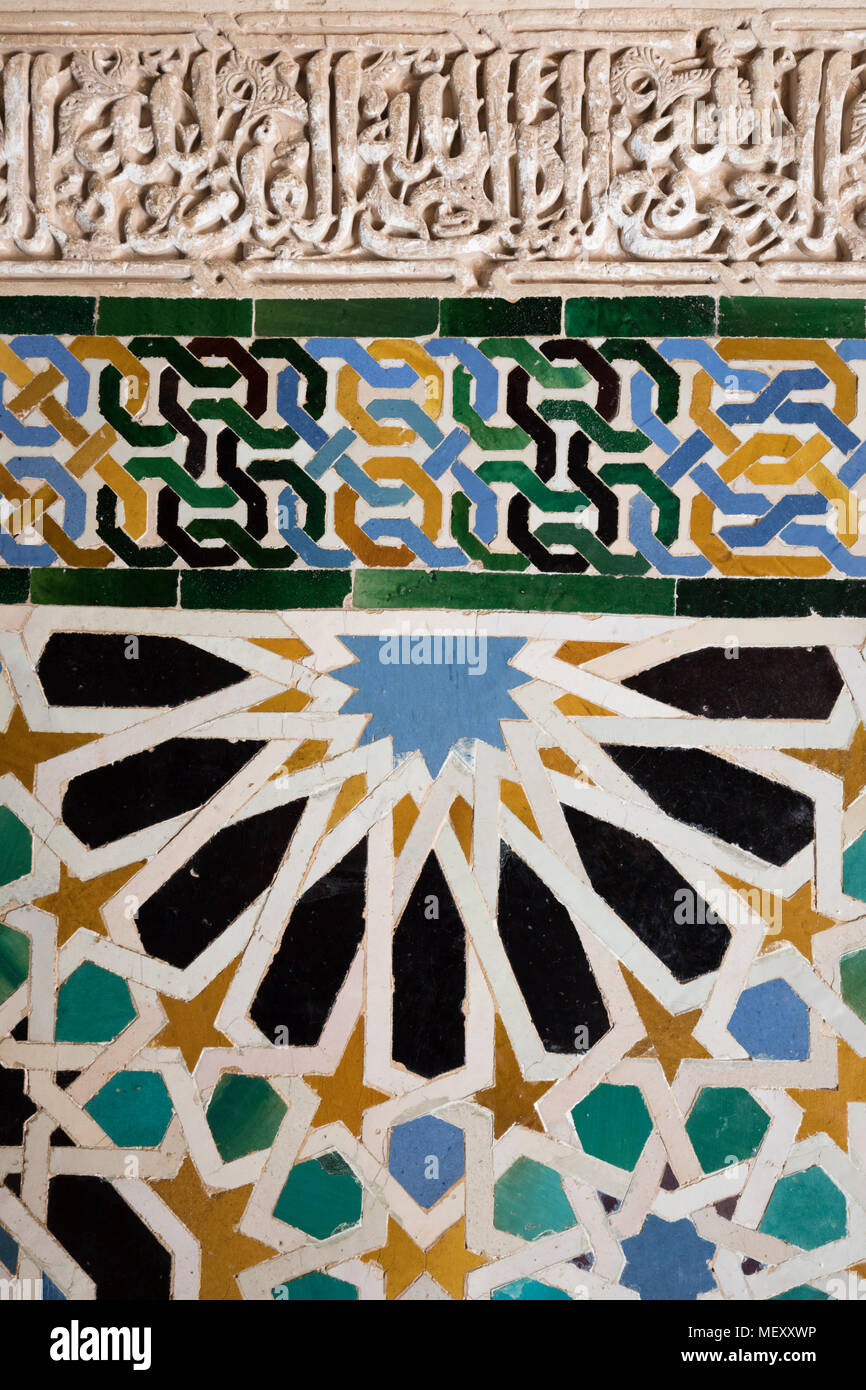 Diseños geométricos islámicos en los azulejos de la pared, la Alhambra, Granada, Andalucía, España, Europa Foto de stock