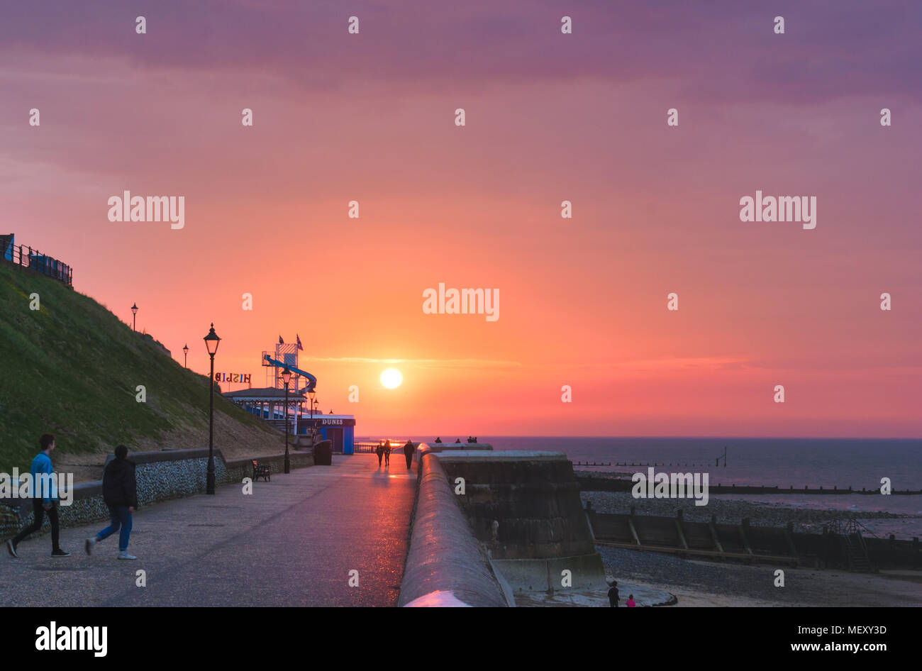 Noche hermosa puesta de sol y colorido en Cromer, North Norfolk, Reino Unido Foto de stock