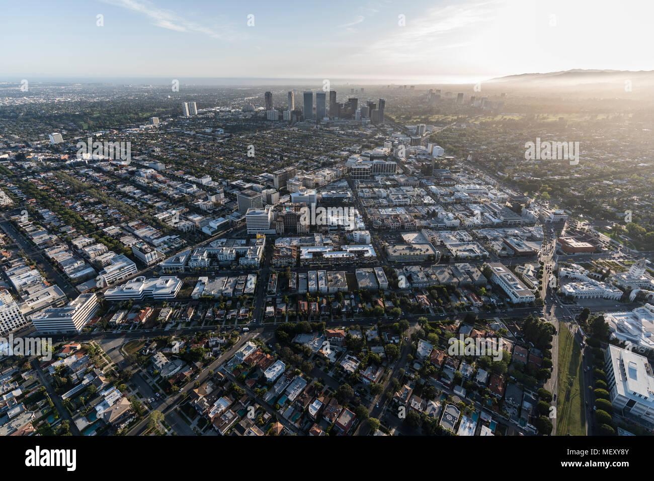 Por la tarde vista aérea de Beverly Hills y Century City edificios y calles en Los Angeles, California. Foto de stock