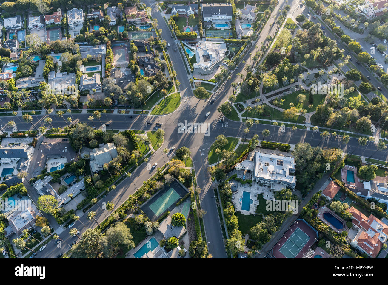 Vista aérea de la intersección de seis vías N de Beverly Drive y N Unidad de Canon y Lomitas Ave en Beverly Hills, California. Foto de stock