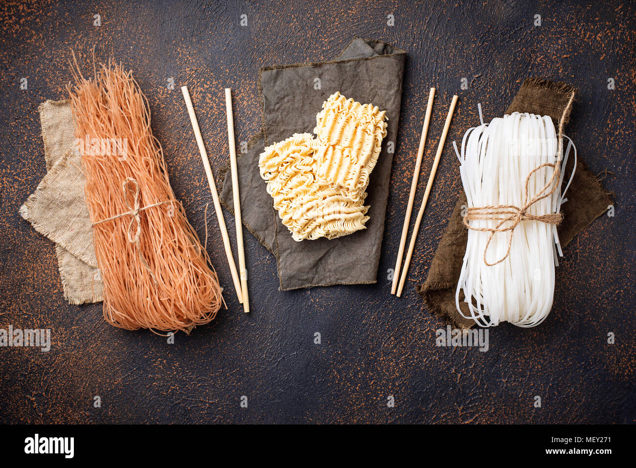 En fideos de arroz asiáticos diferentes antecedentes oxidada Foto de stock