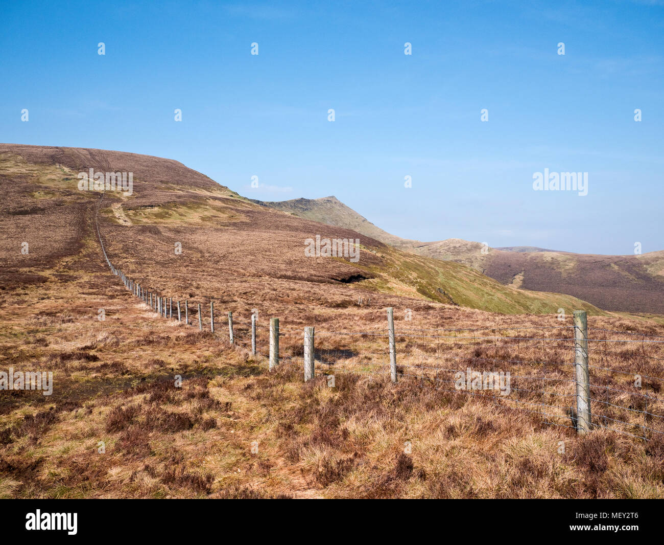 Moel Sych (L) y Cadair Berwyn (R) visto desde Trum Felen, Berwyn Mountains, Gales Foto de stock