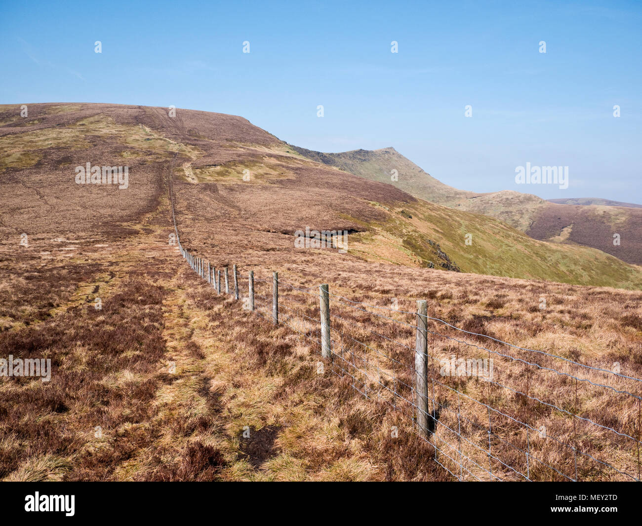 Moel Sych (L) y Cadair Berwyn (R) visto desde Trum Felen, Berwyn Mountains, Gales Foto de stock