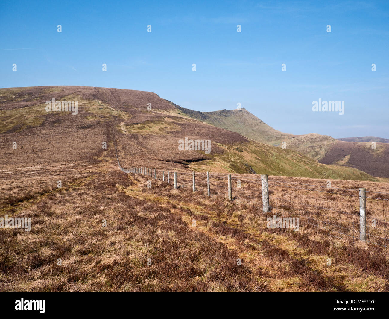 Moel Sych (L) y Cadair Berwyn (R) visto desde Trum Felen, Berwyn Mountains, Gales Foto de stock