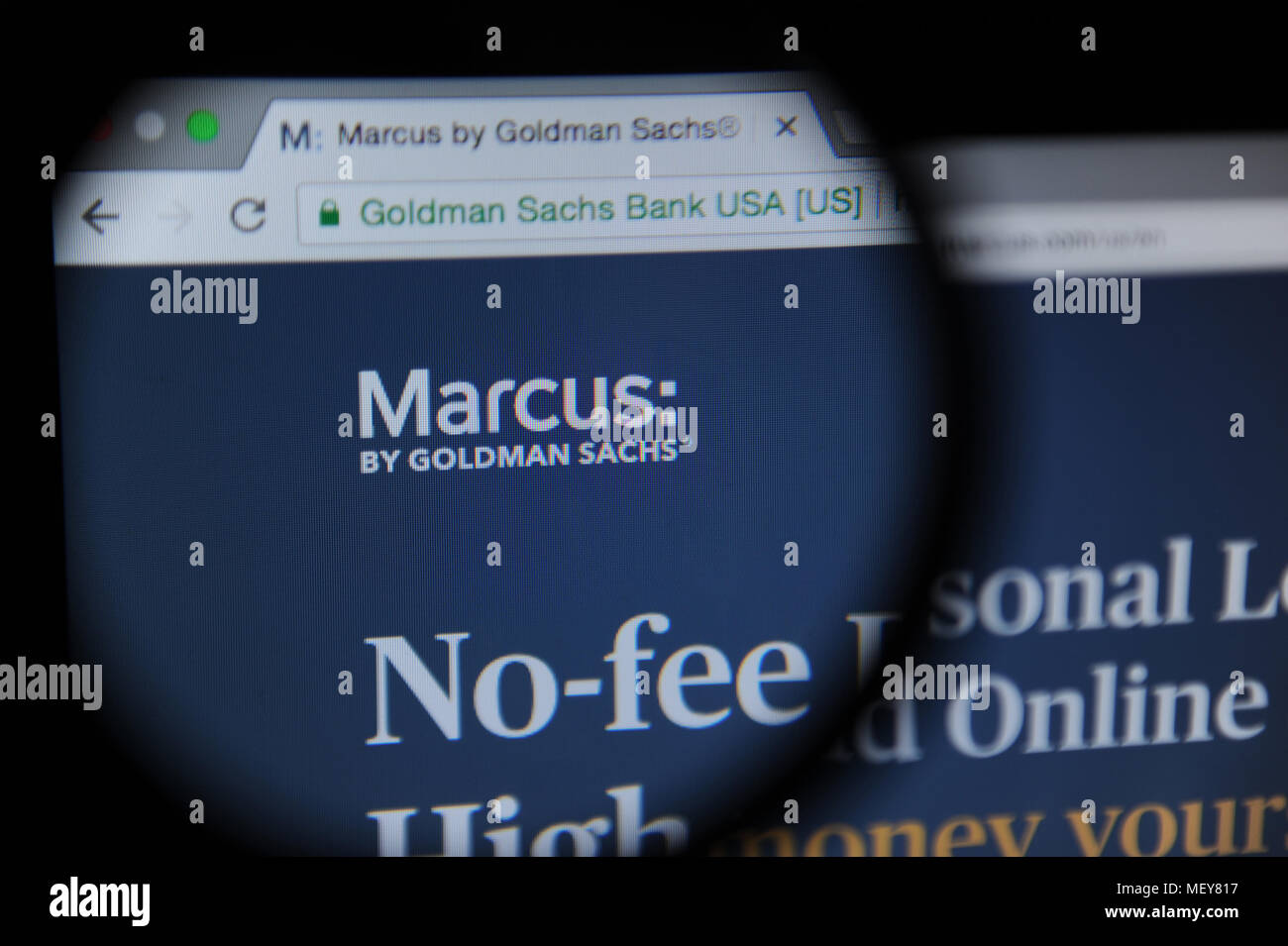 Marcus por Goldman Sachs website vistos a través de una lupa Foto de stock