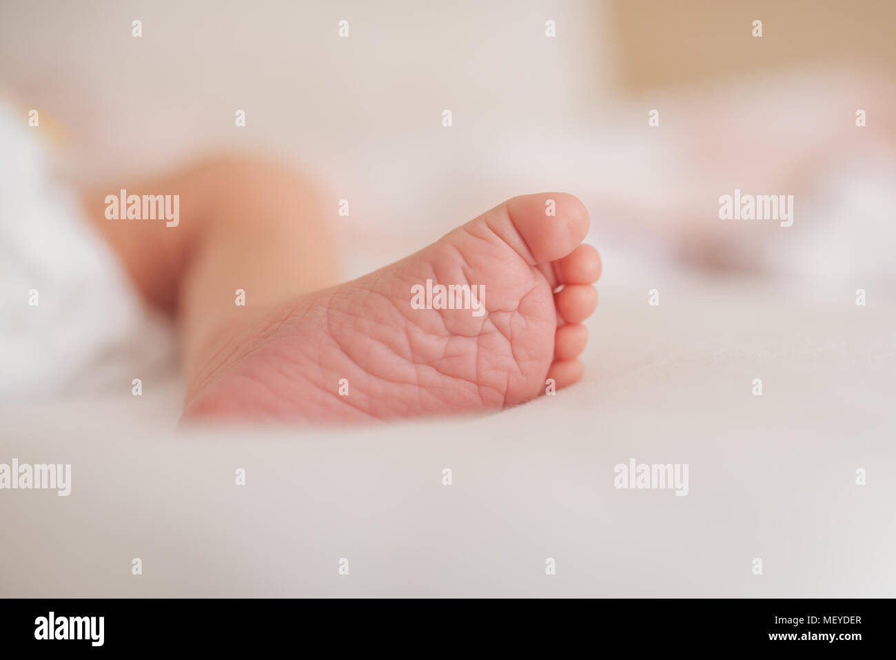 Pie de bebé recién nacido. Concepto de cuidado de la piel. Foto de stock