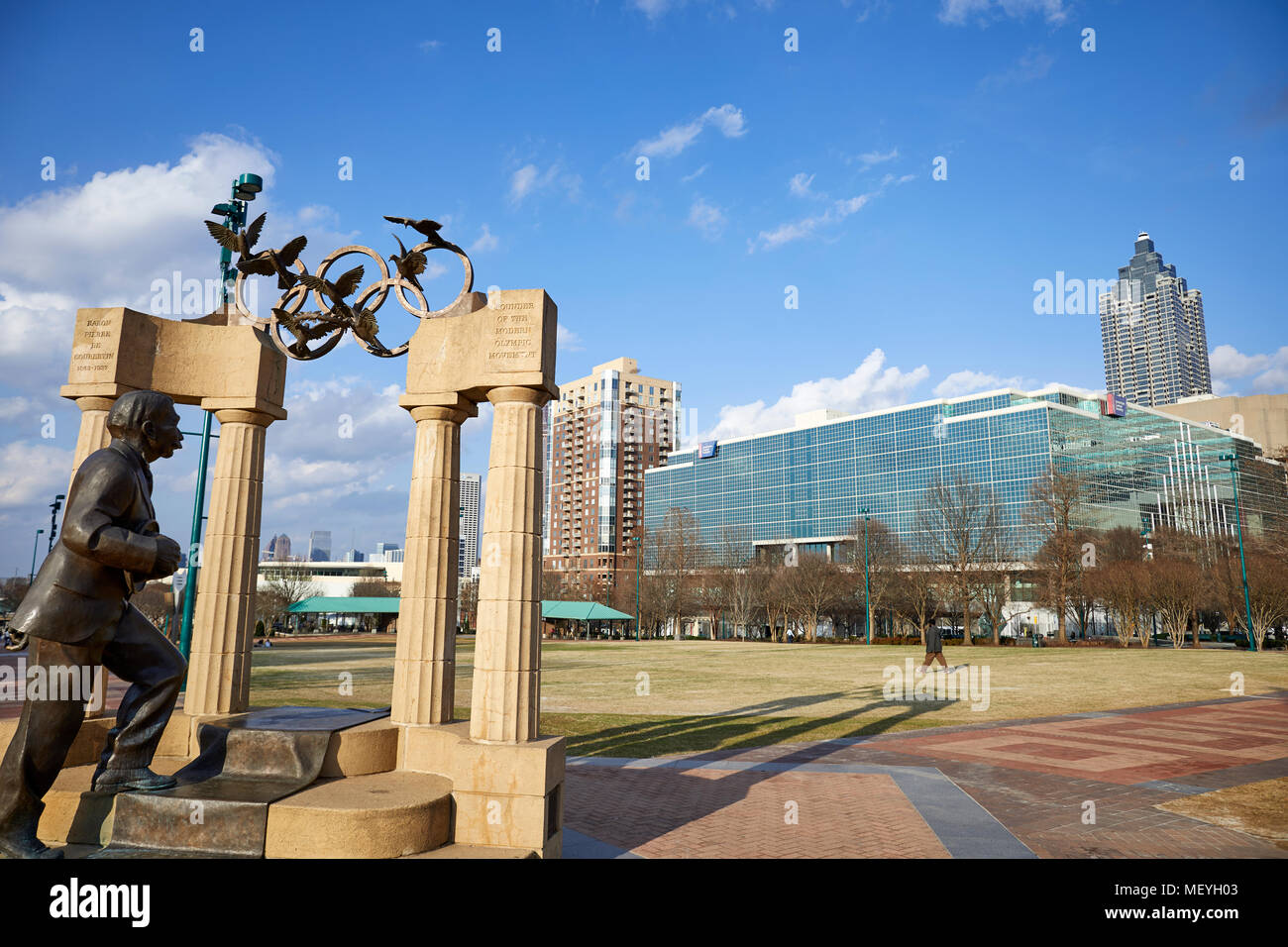 Atlanta, capital del estado de Georgia en Estados Unidos, la Sociedad Americana del Cáncer edificio con vidrio reflectante reflejado en la fachada del edificio Foto de stock