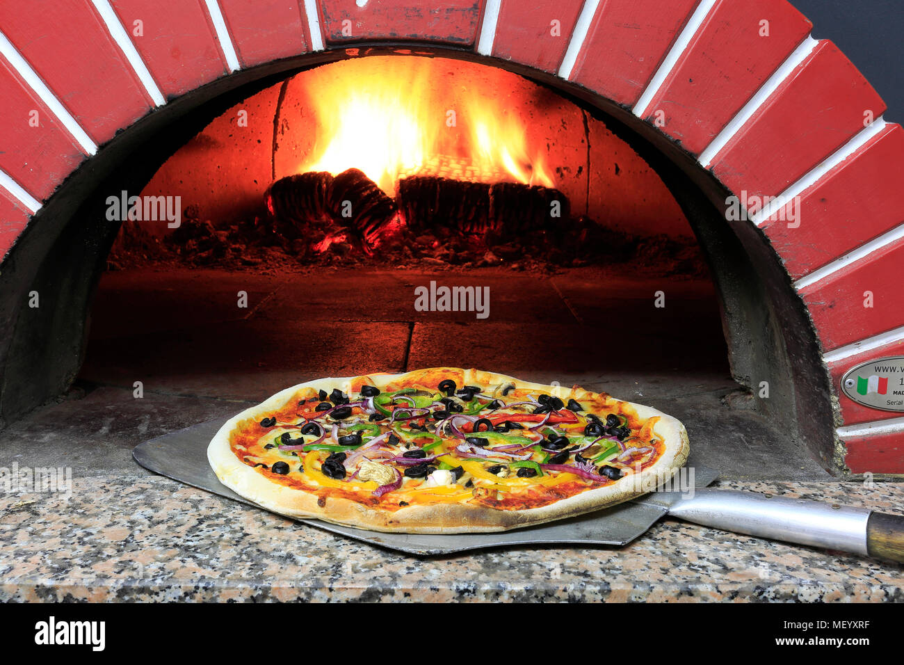 Queso y chorizo pizza de pepperoni en un tradicional horno de pizza  Fotografía de stock - Alamy