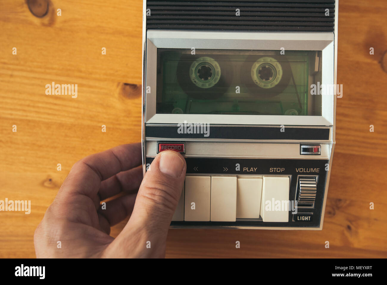 Dedo pulsando el botón Registro en vintage audio reproductor de cintas de casete, vista superior. Los interrogatorios de la policía la grabación de sonido retro concepto tecnológico para 1970 Foto de stock