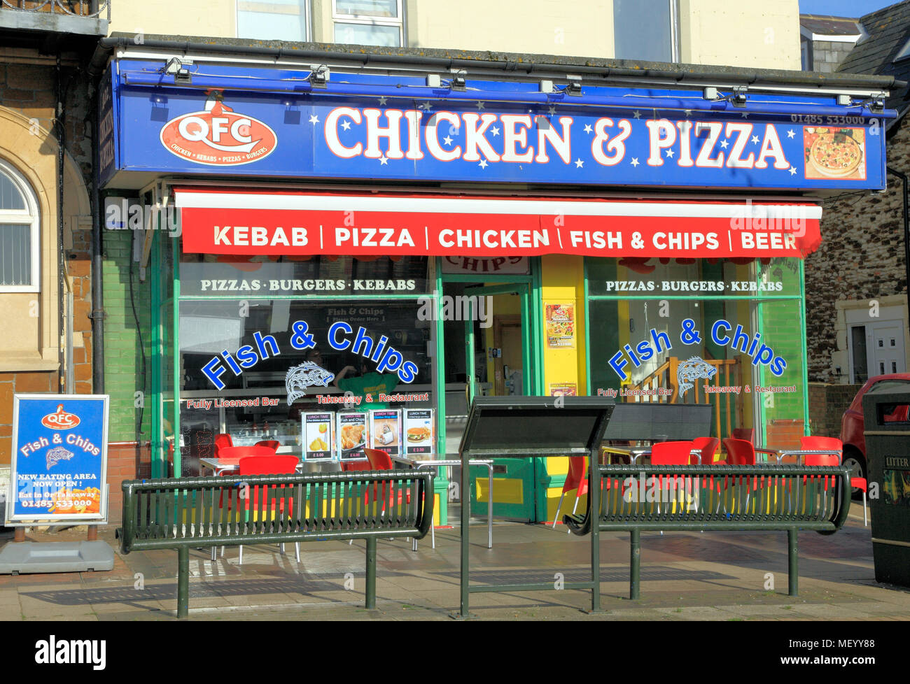 QFC, Pollo & Pizza, establecimientos de comida rápida, tienda, Hunstanton, Norfolk, Inglaterra, Reino Unido, tome distancia, comida, comidas, pollo, pizzas Foto de stock
