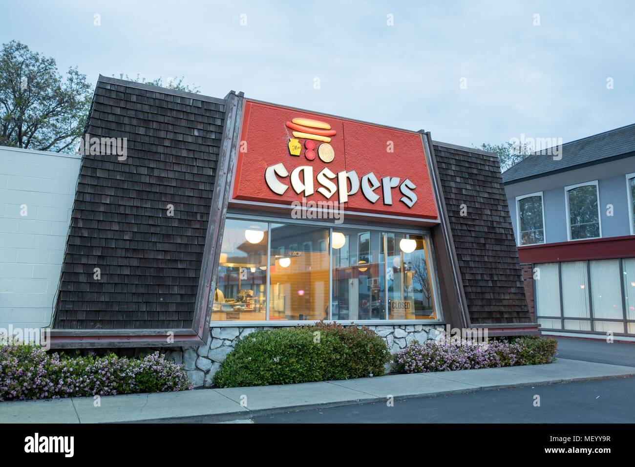Fachada con signo en el restaurante de estilo retro Casper's Hot Dogs, establecida originalmente en 1934, en el centro de Dublin, California durante la noche, 9 de abril de 2018. () Foto de stock