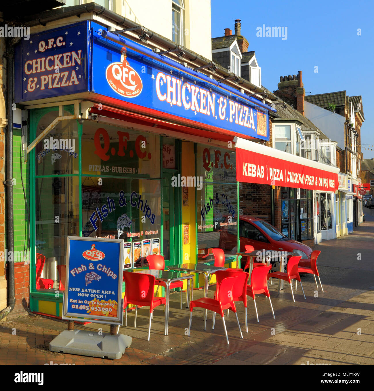 QFC, Pollo & Pizza, establecimientos de comida rápida, tienda, Hunstanton, Norfolk, Inglaterra, Reino Unido, tome distancia, comida, comidas, pollo, pizzas Foto de stock