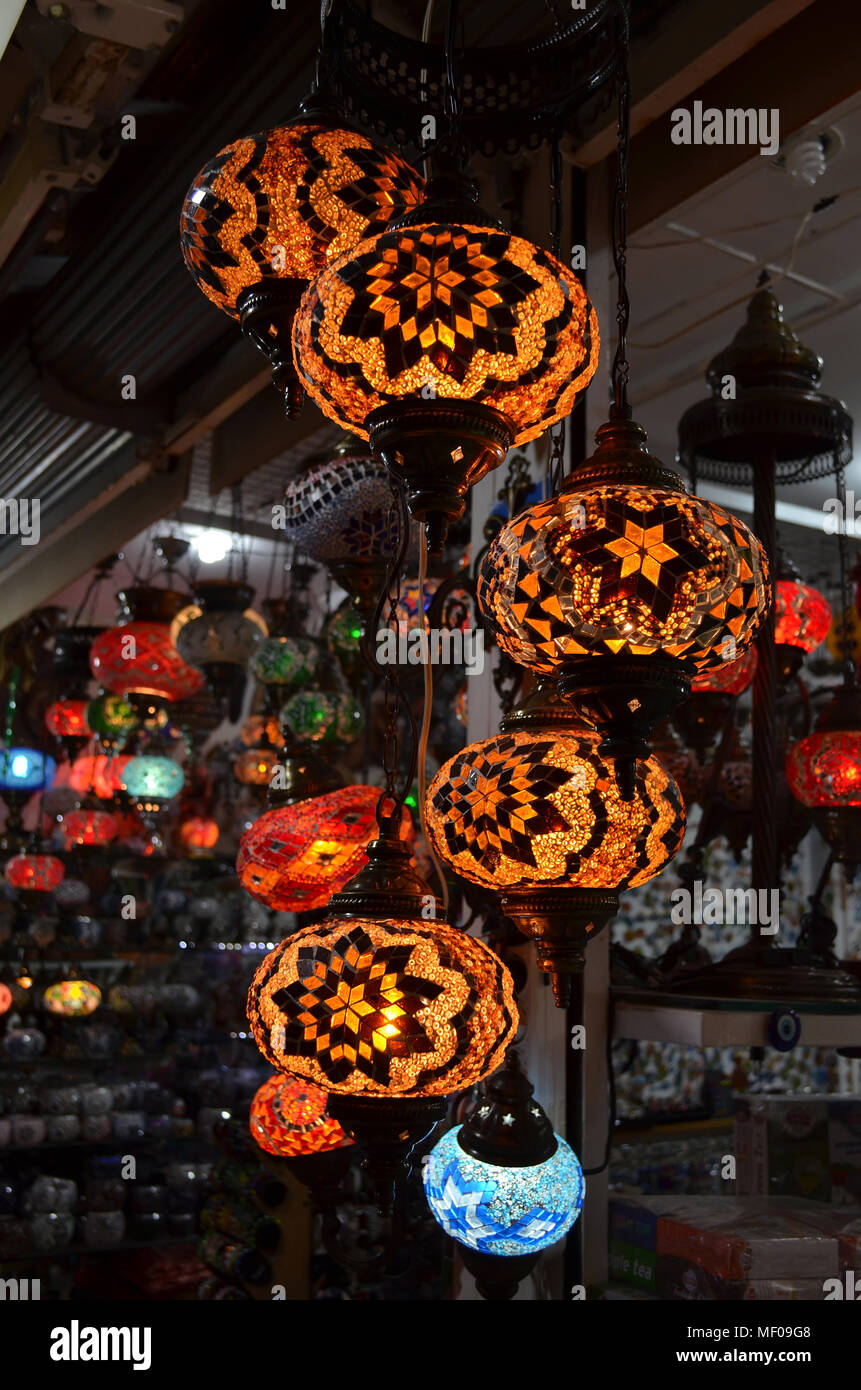 Turco tradicional artesanal de vidrio de colores luminosos. Gran Mercado, Estambul. Foto de stock
