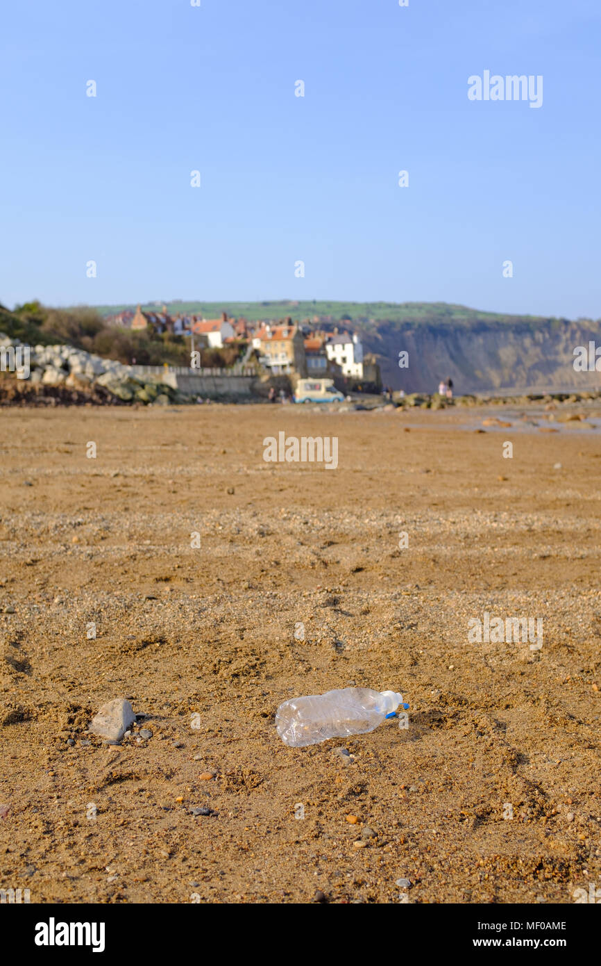 La Bahía de Robin Hood, el 21 de abril: Plástico botella bebidas descartados en la playa de la Bahía de Robin Hood. En la Bahía de Robin Hood, Inglaterra. El 21 de abril de 2018. Foto de stock
