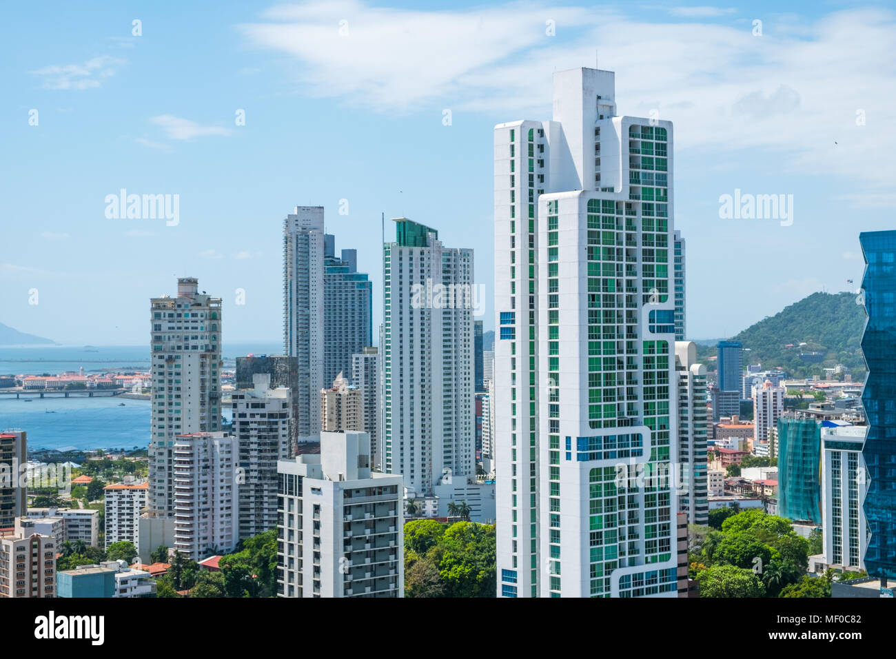 El perfil de la ciudad, los edificios rascacielos, moderna ciudad de Panamá Foto de stock