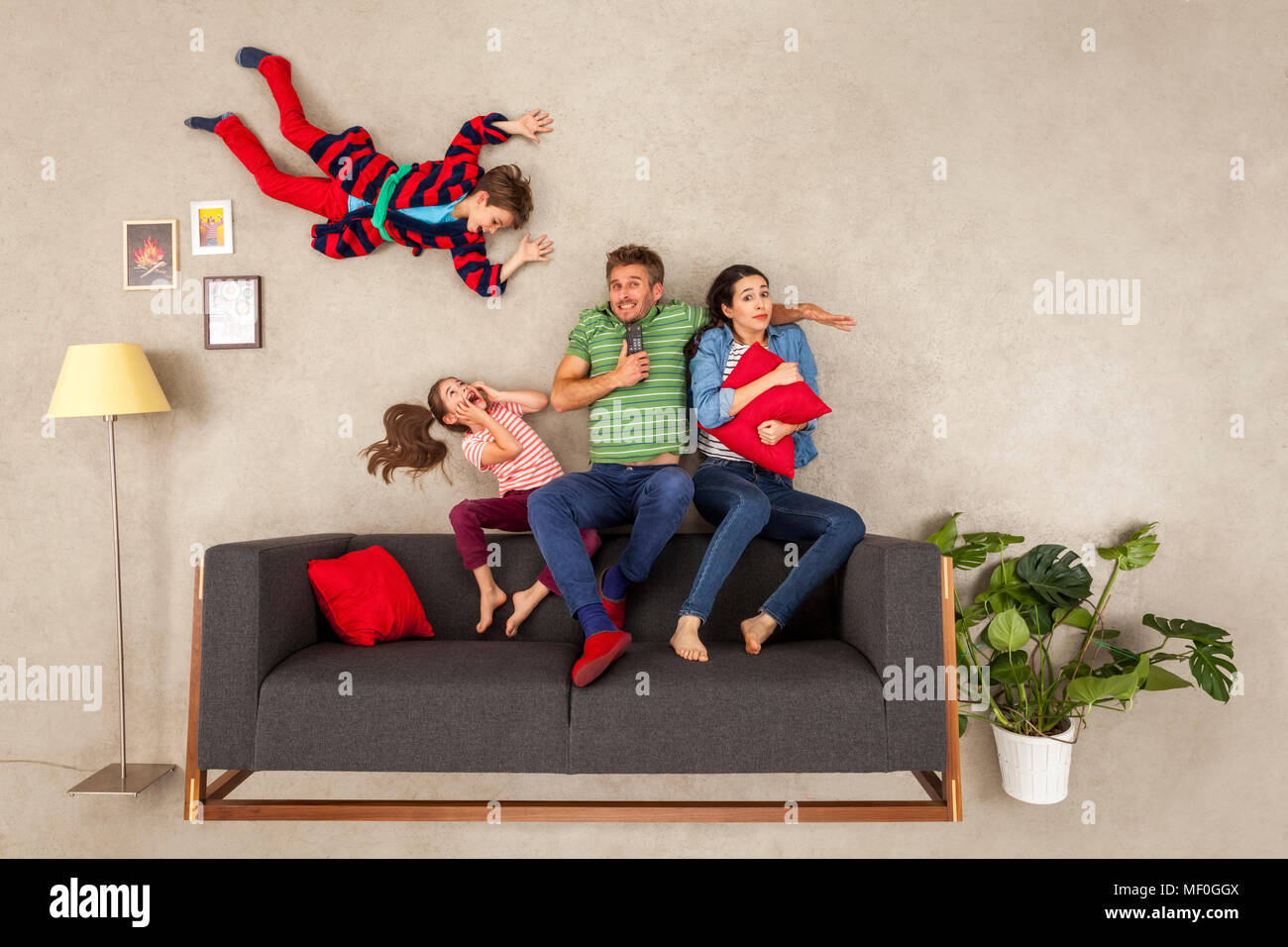Familia con dos niños viendo la televisión juntos Foto de stock