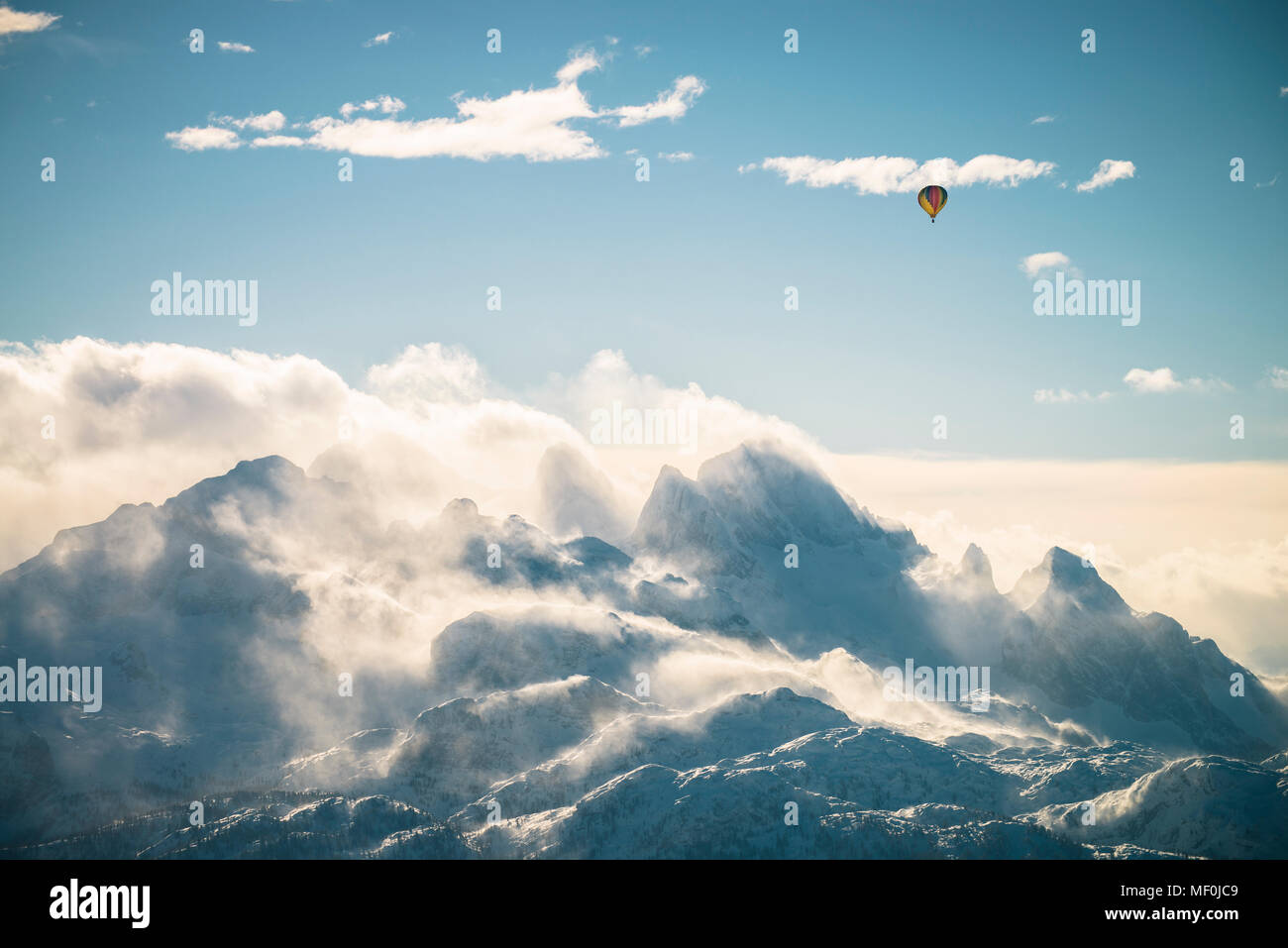 Austria, Salzkammergut, en globo de aire caliente sobre el macizo de Dachstein Foto de stock