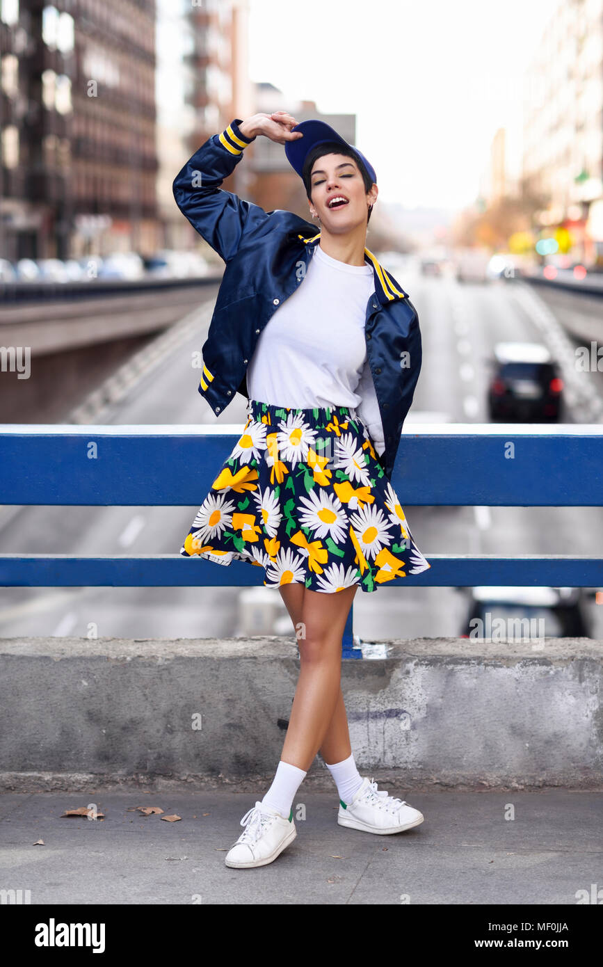 Retrato de moda joven que lleva una falda con diseño floral Foto de stock