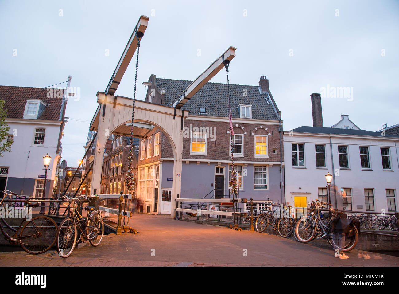 Amsterdam, Holanda - 21 de abril de 2017: Dibujar Staalmeestersbrug bridge, el puente que cruza el Groenburgwal. Es popular por amor cerraduras, engrav Foto de stock