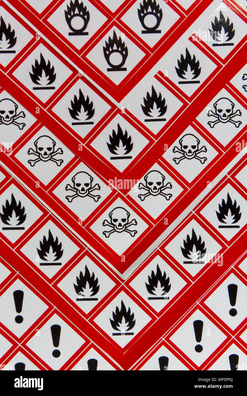 Una hoja de diversos Reglamento CLP/GHS etiquetas de advertencia de químicos inflamables, oxidantes, incluyendo toxicidad aguda y peligro para la salud. Foto de stock