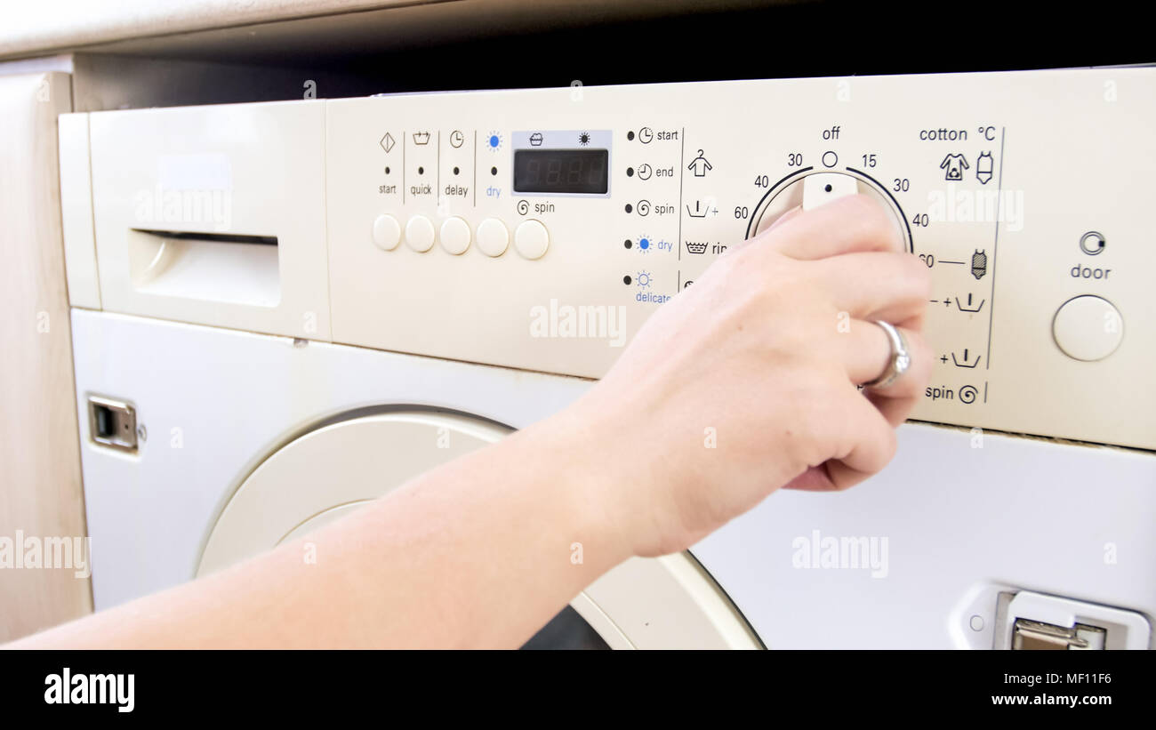 Closeup imagen de mujer joven ajuste la temperatura del agua en la lavadora  Fotografía de stock - Alamy