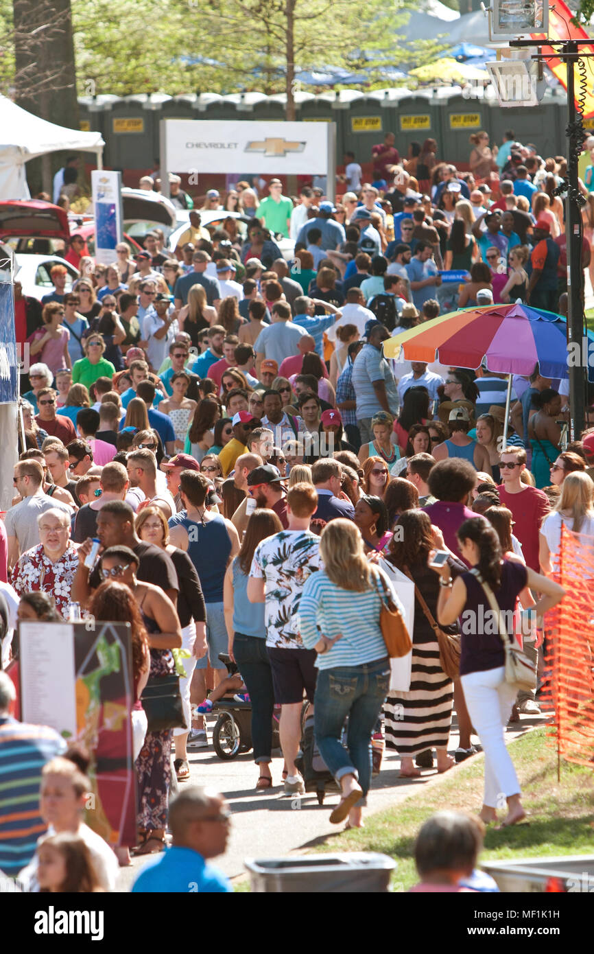 Atlanta, GA, EE.UU. - 11 de abril de 2015: una gran multitud de personas se mueve a través de Piedmont Park en el Atlanta Dogwood Festival anual. Foto de stock