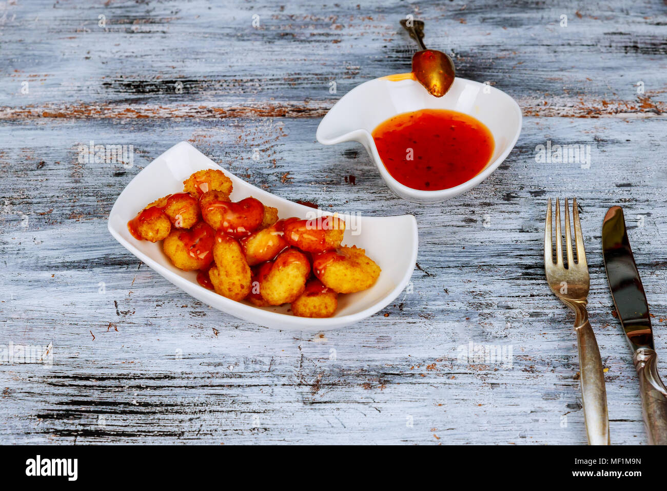 Menú aperitivo envuelto de camarones recetas para el Super Bowl con la  salsa Fotografía de stock - Alamy
