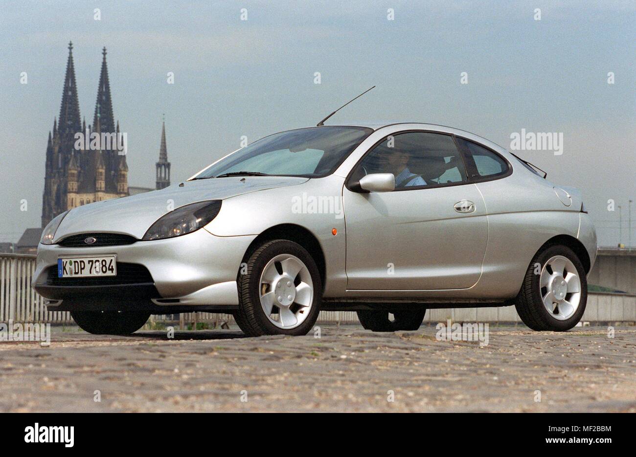 El nuevo Ford "Puma" en frente de la catedral de Colonia, el 13.6.1997. El  Coupé es propulsado por un 1.7-litros motor de 125 cv, que permite un  sprint de 0 a 100