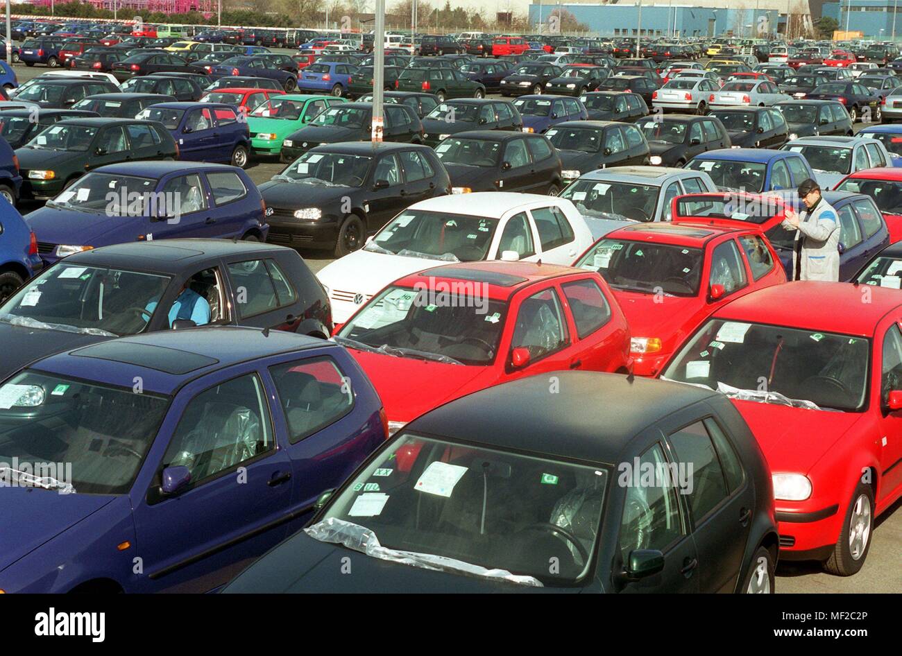 Nueva marca, destinados a la prestación de Volkswagen, esperando el 25 de marzo de 1998, en un aparcamiento de la fábrica de Volkswagen en Wolfsburg. Uso | en todo el mundo Foto de stock