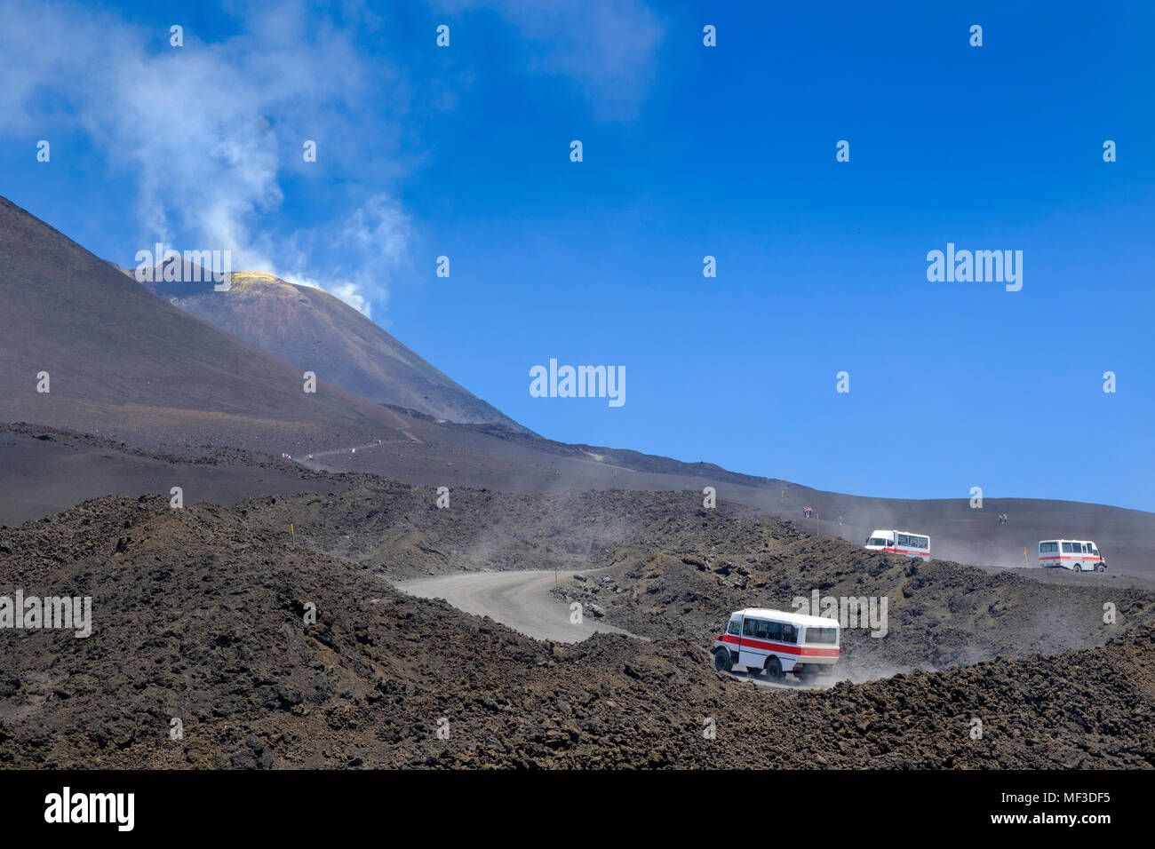Jeeps, Allrad Busse, Gipfel Auffahrt, Funivia dell'Etna, Vulkan Ätna, Catania, Silzilien Provinz, Italien, Foto de stock
