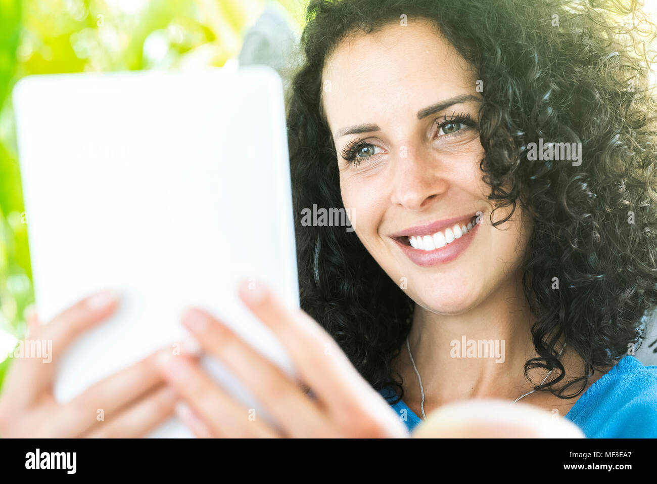 Retrato de mujer sonriente Celebración e-reader Foto de stock