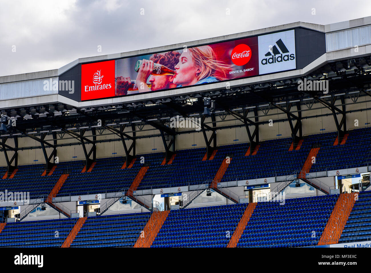 MADRID - 14 de abril de 2018: Emirates, Coca Cola, Adidas logos en la pantalla del estadio Santiago Bernabeu, la casa de área del club de fútbol Real Ma Foto de stock